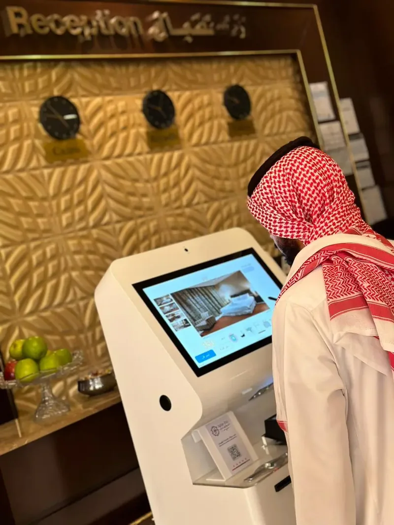 ضيف يستخدم جهاز التسكين أمام الاستقبال